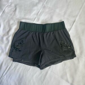 Fabletics Olesia Shine Athletic Yoga Shorts w/ Floral Detail Sz L